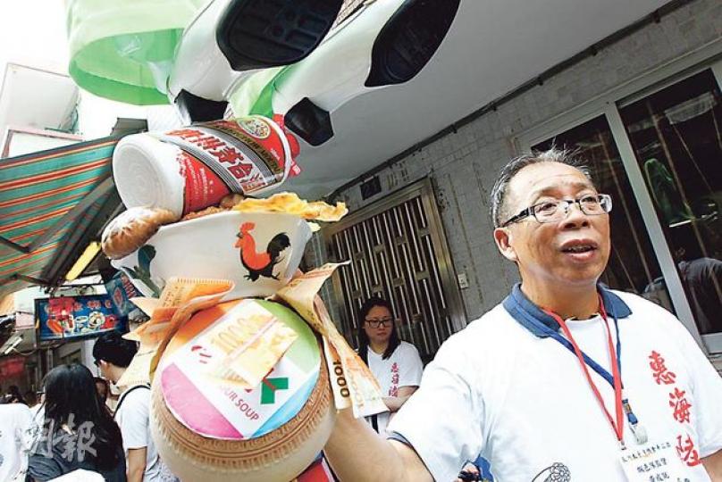 長洲飄色架師傳黃成就表示,告別作「貪湯」飄色用的海味乾貨道具是街坊送贈的退休禮物。(李紹昌攝) 長洲飄色架師傳黃成就表示,告別作「貪湯」飄色用的海味乾貨道具是街坊送贈的退休禮物。(李紹昌攝)