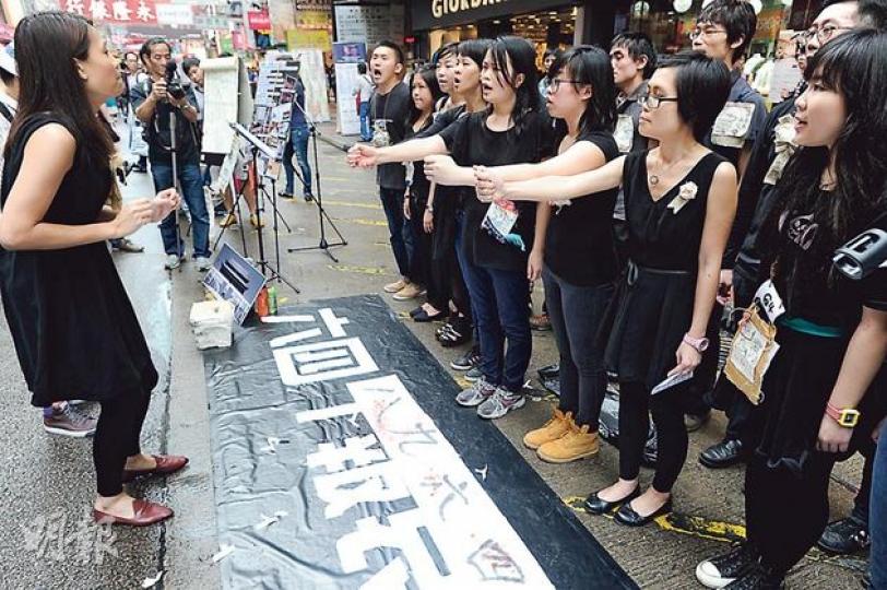 一批大專生噚日趁公眾假期,喺旺角行人專用區為六四事件「報哀音」,吸引唔少包括內地自由行嘅途人圍觀。(尹錦恩攝) 一批大專生噚日趁公眾假期,喺旺角行人專用區為六四事件「報哀音」,吸引唔少包括內地自由行嘅途人圍觀。(尹錦恩攝)