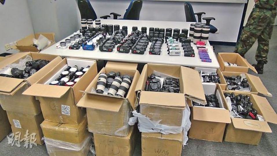水警前晚在西貢斬竹灣反走私,截獲440多萬元電子產品,包括貴價相機。(林智傑攝) 水警前晚在西貢斬竹灣反走私,截獲440多萬元電子產品,包括貴價相機。(林智傑攝)