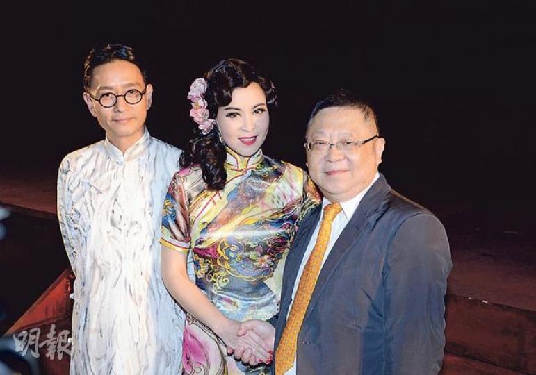謝君豪與蘇玉華主演的舞台劇《南海十三郎》首演,李居明為兩人打氣。(微博圖片) 謝君豪與蘇玉華主演的舞台劇《南海十三郎》首演,李居明為兩人打氣。(微博圖片)
