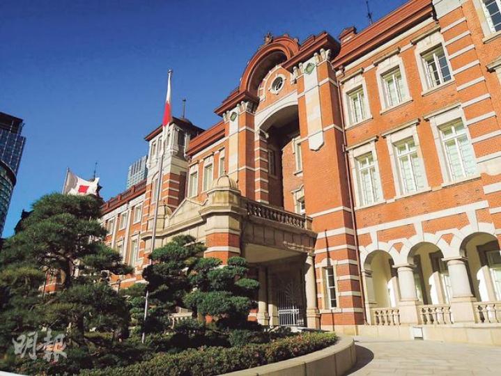 東京車站丸之內車站大樓,當年由日本近代重要的建築師辰野金吾設計,這是中央口,供皇室成員專用。(黃潔玲攝)今年落成的新商場KITTE,室內柔和明亮。(黃潔玲攝)修復工程的重點之一,是站內的拱頂浮雕。因二戰後修繕時礙於資源不足,並沒有留下原先的設計,今次修復後,細心留意,看似西式的設計,其實藏了豐臣秀吉的頭盔。(黃潔玲攝)白色的就是中央郵局,與丸之內車站大樓相對。(黃潔玲攝)房間以自然為主題,用色柔和。(黃潔玲攝)「最上質的日本」是Palace Hotel的主題之一,建築和裝飾用上不少日本本地有名的 東京車站丸之內車站大樓,當年由日本近代重要的建築師辰野金吾設計,這是中央口,供皇室成員專用。(黃潔玲攝)今年落成的新商場KITTE,室內柔和明亮。(黃潔玲攝)修復工程的重點之一,是站內的拱頂浮雕。因二戰後修繕時礙於資源不足,並沒有留下原先的設計,今次修復後,細心留意,看似西式的設計,其實藏了豐臣秀吉的頭盔。(黃潔玲攝)白色的就是中央郵局,與丸之內車站大樓相對。(黃潔玲攝)房間以自然為主題,用色柔和。(黃潔玲攝)「最上質的日本」是Palace Hotel的主題之一,建築和裝飾用上不少日本本地有名的