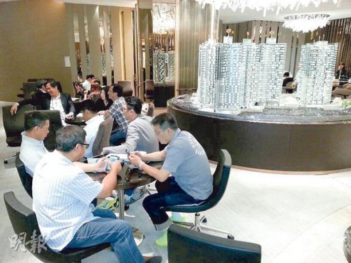 元朗大型上車盤尚悅,昨天首度重開設於尖沙嘴的售樓處和示範單位,惟昨午所見參觀氣氛未見熾熱,現場更是「經紀多過客」。(林可為攝) 元朗大型上車盤尚悅,昨天首度重開設於尖沙嘴的售樓處和示範單位,惟昨午所見參觀氣氛未見熾熱,現場更是「經紀多過客」。(林可為攝)