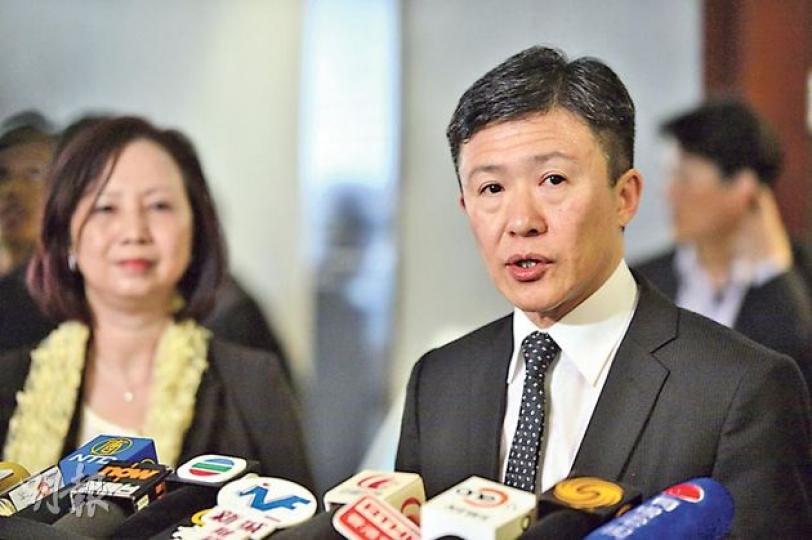 廉政專員白韞六(右)出席立法會帳目委員會公開聆訊後重申,廉署已就湯顯明的酬酢開支事件展開刑事調查,並會依法、公平、公正去處理。(鄧宗弘攝) 廉政專員白韞六(右)出席立法會帳目委員會公開聆訊後重申,廉署已就湯顯明的酬酢開支事件展開刑事調查,並會依法、公平、公正去處理。(鄧宗弘攝)