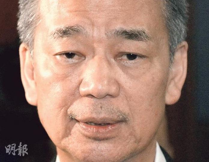 自4月24日起被接連揭發酬酢、送禮、外訪、受禮等「全方位出問題」後,前廉政專員湯顯明昨首次公開面對傳媒。他沒有向公眾道歉,但面露憂色,稱「若然調查研訊發現湯顯明是錯」,會承認和承擔責任。提到「一路以來深信香港是公正」時,湯一度抿起雙唇,頓了幾秒才能繼續說話。(鄧宗弘攝)立法會政帳目委員會委員陳克勤昨要求湯顯明回應,任內有否直接要求下屬買酒,但湯拒絕回應。(鄧宗弘攝)(明報製圖) 自4月24日起被接連揭發酬酢、送禮、外訪、受禮等「全方位出問題」後,前廉政專員湯顯明昨首次公開面對傳媒。他沒有向公眾道歉,但面露憂色,稱「若然調查研訊發現湯顯明是錯」,會承認和承擔責任。提到「一路以來深信香港是公正」時,湯一度抿起雙唇,頓了幾秒才能繼續說話。(鄧宗弘攝)立法會政帳目委員會委員陳克勤昨要求湯顯明回應,任內有否直接要求下屬買酒,但湯拒絕回應。(鄧宗弘攝)(明報製圖)