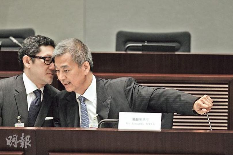 前廉政專員湯顯明(右)昨出席帳委會聆訊時,曾多次諮詢大律師黃廷光(左)的意見,黃廷光曾為十八鄉鄉委會主席梁福元任職董事的大棠荔枝園有限公司涉違規營辦食肆作辯護。(李紹昌攝) 前廉政專員湯顯明(右)昨出席帳委會聆訊時,曾多次諮詢大律師黃廷光(左)的意見,黃廷光曾為十八鄉鄉委會主席梁福元任職董事的大棠荔枝園有限公司涉違規營辦食肆作辯護。(李紹昌攝)