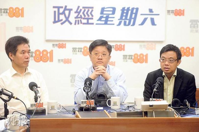 立法會議員涂謹申(右)稱,現正跟進10多宗有關雍澄軒買賣的投訴。經濟學家關焯照(中)表示,買家往往處於弱勢,難敵強勢的賣家,因此香港有必要設立集體訴訟機制,以保障消費者。 左為雍澄軒買家香先生。(尹錦恩攝) 立法會議員涂謹申(右)稱,現正跟進10多宗有關雍澄軒買賣的投訴。經濟學家關焯照(中)表示,買家往往處於弱勢,難敵強勢的賣家,因此香港有必要設立集體訴訟機制,以保障消費者。 左為雍澄軒買家香先生。(尹錦恩攝)