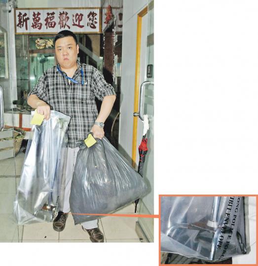 西區重案組探員到兇案現場新萬福護理院的現場蒐證,檢走用作兇器的金屬拐杖(上圖左),以及死者的染血牀單(上圖右)。(蔡方山攝)死者廖忠誠(譯音)因曾長期吸毒,體虛力弱,體重不足70磅,送院搶救後證實不治,由仵工舁送殮房。(蔡方山攝)患精神病的疑兇報稱不適,而且情緒不穩,被警員即場拘捕後送院檢查。(蔡方山攝) 西區重案組探員到兇案現場新萬福護理院的現場蒐證,檢走用作兇器的金屬拐杖(上圖左),以及死者的染血牀單(上圖右)。(蔡方山攝)死者廖忠誠(譯音)因曾長期吸毒,體虛力弱,體重不足70磅,送院搶救後證實不治,由仵工舁送殮房。(蔡方山攝)患精神病的疑兇報稱不適,而且情緒不穩,被警員即場拘捕後送院檢查。(蔡方山攝)