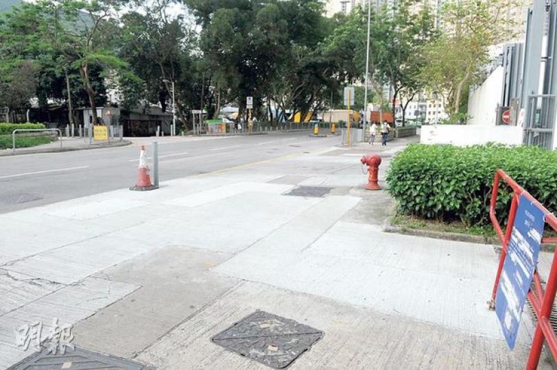 事發的大埔南坑村村口對開汀麗路並無單車徑,徐婦月初途經路口時被單車撞倒,送院搶救數小時後證實不治。(衛永康攝)意外身亡的婦人徐慧儀(80歲)本月3日於大埔汀麗路被單車撞倒,因後腦大量出血,終告返魂乏術。(衛永康攝) 事發的大埔南坑村村口對開汀麗路並無單車徑,徐婦月初途經路口時被單車撞倒,送院搶救數小時後證實不治。(衛永康攝)意外身亡的婦人徐慧儀(80歲)本月3日於大埔汀麗路被單車撞倒,因後腦大量出血,終告返魂乏術。(衛永康攝)