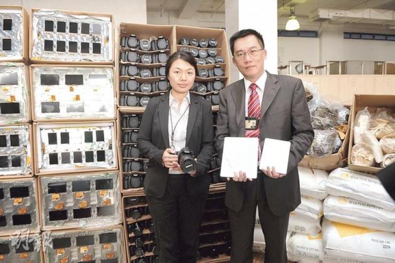 海關搗破6000萬元走私案,不法分子走私大批電子產品如相機及iPad等。圖為海關特別調查課監督林由德(右)及特別調查第一組指揮官區焯妍(左)。(衛永康攝) 海關搗破6000萬元走私案,不法分子走私大批電子產品如相機及iPad等。圖為海關特別調查課監督林由德(右)及特別調查第一組指揮官區焯妍(左)。(衛永康攝)