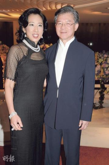 即將榮升嫲嫲的朱玲玲難掩喜悅,她在夫婿羅康瑞陪伴出席活動時,衝口而出暗示新抱郭晶晶有喜。(攝影:孫華中) 即將榮升嫲嫲的朱玲玲難掩喜悅,她在夫婿羅康瑞陪伴出席活動時,衝口而出暗示新抱郭晶晶有喜。(攝影:孫華中)