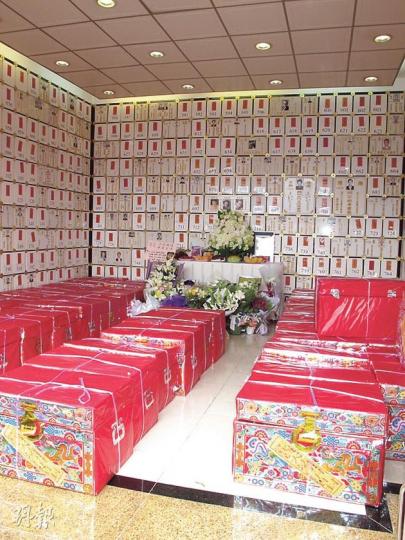 哥哥靈位前放滿鮮花祭品,以及一箱箱的紙鶴。(攝影/記者﹕楊安莉)陳太與哥迷拍照留念。(攝影/記者﹕楊安莉)陳太在場打點一切,同時進行火化紙鶴以祭張國榮。(攝影/記者﹕楊安莉) 哥哥靈位前放滿鮮花祭品,以及一箱箱的紙鶴。(攝影/記者﹕楊安莉)陳太與哥迷拍照留念。(攝影/記者﹕楊安莉)陳太在場打點一切,同時進行火化紙鶴以祭張國榮。(攝影/記者﹕楊安莉)