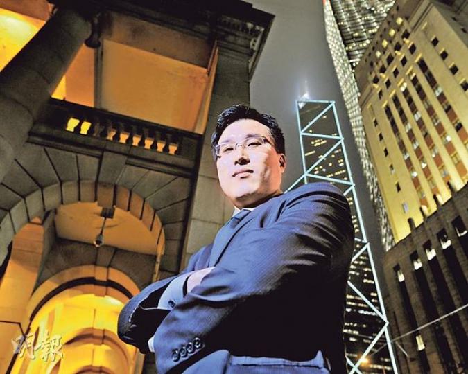 Simon雖然在外國留學讀建築,但對香港感情深厚,因盼望香港建築有所繼承而出書(葉家豪攝) Simon雖然在外國留學讀建築,但對香港感情深厚,因盼望香港建築有所繼承而出書(葉家豪攝)