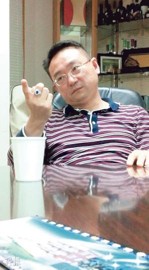 豐源地產股東兼董事季寒冰向喬裝客戶的本報記者,直認不諱說﹕「丁是我們買的。」(明報記者攝)大埔林村口「霞飛苑5期」的地盤範圍(紅線大概範圍),共建24間丁屋,圖中可見部分丁屋已大致建成。(明報記者攝)(明報製圖)(明報製圖) 豐源地產股東兼董事季寒冰向喬裝客戶的本報記者,直認不諱說﹕「丁是我們買的。」(明報記者攝)大埔林村口「霞飛苑5期」的地盤範圍(紅線大概範圍),共建24間丁屋,圖中可見部分丁屋已大致建成。(明報記者攝)(明報製圖)(明報製圖)