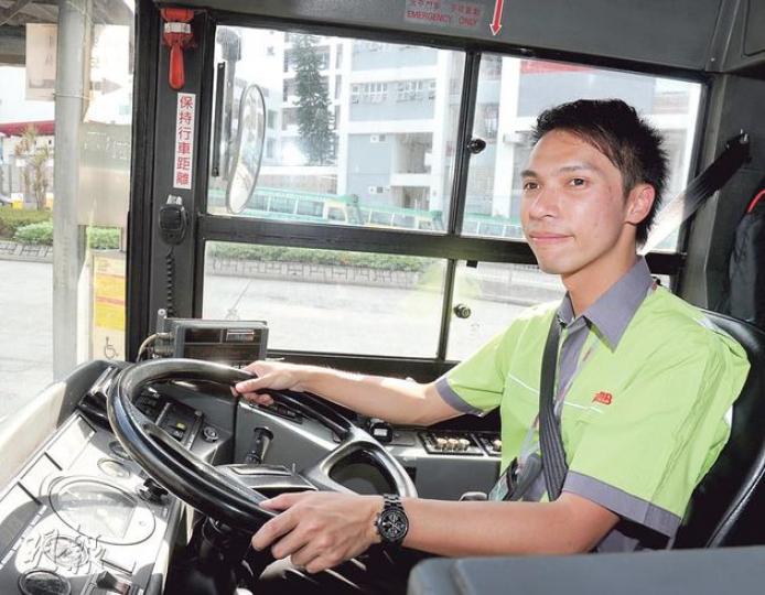 26歲尖子梁領彥兒時夢想當巴士司機,上月初放棄高薪厚職,做九巴司機圓夢,月薪約1.5萬元,現時駕駛296M線。(劉焌陶攝)(明報製圖) 26歲尖子梁領彥兒時夢想當巴士司機,上月初放棄高薪厚職,做九巴司機圓夢,月薪約1.5萬元,現時駕駛296M線。(劉焌陶攝)(明報製圖)