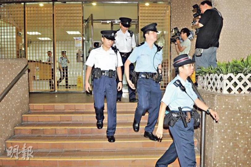 鑽石山龍蟠苑老婦倒垃圾疑被「迷魂賊」弄暈及偷走8萬元,大批警員昨午重返案發的龍珊閣調查。(衛永康攝)其中一名住戶梁太表示出入及倒垃圾時會盡量小心。(衛永康攝) 鑽石山龍蟠苑老婦倒垃圾疑被「迷魂賊」弄暈及偷走8萬元,大批警員昨午重返案發的龍珊閣調查。(衛永康攝)其中一名住戶梁太表示出入及倒垃圾時會盡量小心。(衛永康攝)