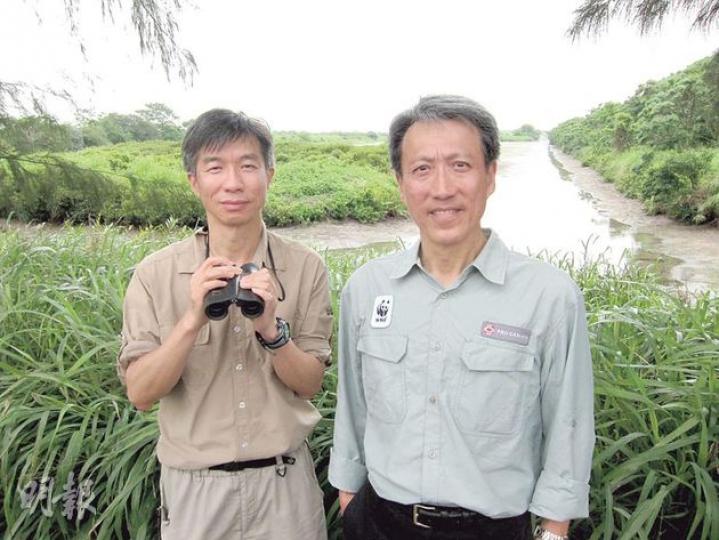 世界自然基金會香港分會行政總裁顧志翔(右)與署理環境保護總監劉惠寧(左)上周五邀請傳媒到米埔,交代退出元朗豐樂圍項目的原因,強調「不會因外來壓力而影響決定」。(馬耀森攝) 世界自然基金會香港分會行政總裁顧志翔(右)與署理環境保護總監劉惠寧(左)上周五邀請傳媒到米埔,交代退出元朗豐樂圍項目的原因,強調「不會因外來壓力而影響決定」。(馬耀森攝)
