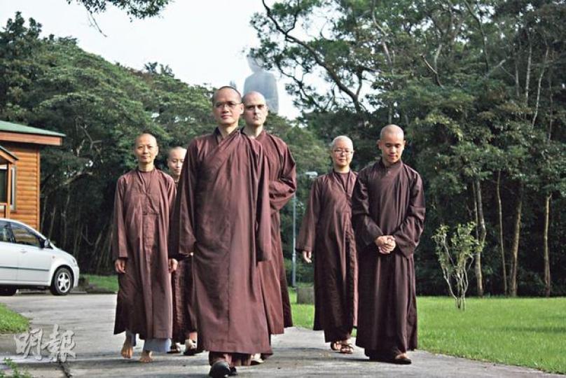 提倡透過呼吸、行禪以達至樂觀的一行禪師,其弟子都坐言起行,呼籲港人放慢腳步,做到「一步一呼吸」,讓身心調息。在港弘揚佛學的法欽法師(最前面者)認為,港人步伐太急促,連情緒管理的時間都欠奉,結果令怨氣積累,影響心情。(楊德銘攝) 提倡透過呼吸、行禪以達至樂觀的一行禪師,其弟子都坐言起行,呼籲港人放慢腳步,做到「一步一呼吸」,讓身心調息。在港弘揚佛學的法欽法師(最前面者)認為,港人步伐太急促,連情緒管理的時間都欠奉,結果令怨氣積累,影響心情。(楊德銘攝)