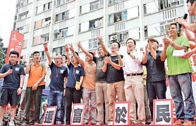 社民連梁國雄(中)參選坪石補選,昨舉行誓師大會,獲泛民支持,包括黃國桐(右起)、劉嘉鴻、郭家麒、陳志全等。(盧翊銘攝) 社民連梁國雄(中)參選坪石補選,昨舉行誓師大會,獲泛民支持,包括黃國桐(右起)、劉嘉鴻、郭家麒、陳志全等。(盧翊銘攝)