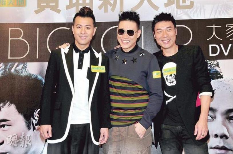 梁漢文、蘇永康和許志安出席簽唱會,安仔特別開心,更大講有味笑話。(攝影﹕梁迺楠)3人站在印有張衛健的海報前,搞笑說要悼念老友缺席。(攝影﹕梁迺楠) 梁漢文、蘇永康和許志安出席簽唱會,安仔特別開心,更大講有味笑話。(攝影﹕梁迺楠)3人站在印有張衛健的海報前,搞笑說要悼念老友缺席。(攝影﹕梁迺楠)