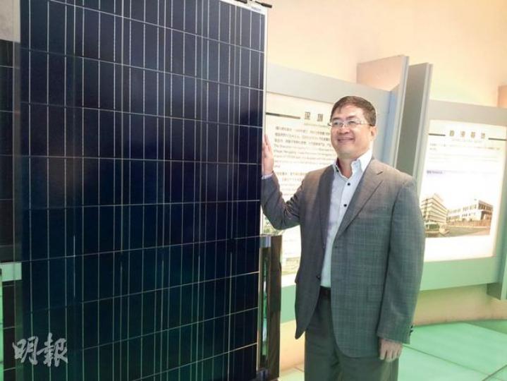 董清世表示,太陽能玻璃的供需關係逐步回復正常水平。他身旁為太陽能玻璃板。(魏嘉儀攝) 董清世表示,太陽能玻璃的供需關係逐步回復正常水平。他身旁為太陽能玻璃板。(魏嘉儀攝)