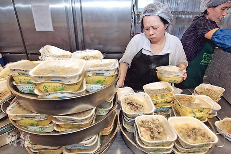 「惜食堂」向40多間食肆及超市收集多餘食材,免費為獨居長者及低收入者製作2000多個飯盒,冀有心人可捐款支持。(郭慶輝攝) 「惜食堂」向40多間食肆及超市收集多餘食材,免費為獨居長者及低收入者製作2000多個飯盒,冀有心人可捐款支持。(郭慶輝攝)