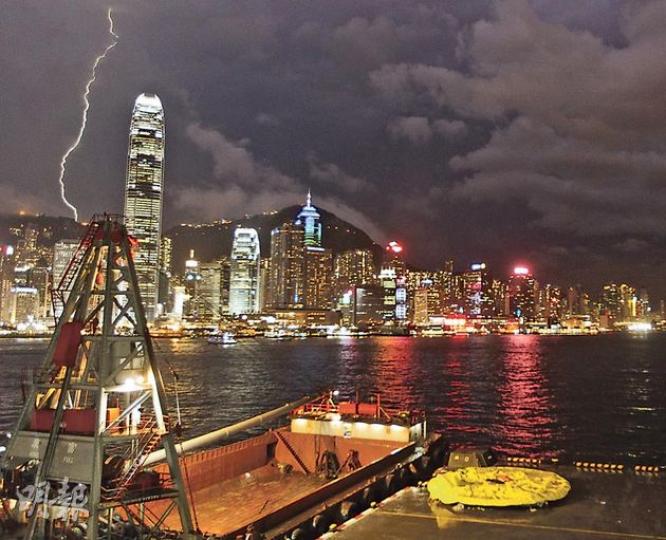 黃色巨鴨噚晚7點幾重返尖沙嘴海旁,但因天雨同行雷,暫時唔可以脹起來,「鴨餅」要等好天至重新登場。 (李澤彤攝) 黃色巨鴨噚晚7點幾重返尖沙嘴海旁,但因天雨同行雷,暫時唔可以脹起來,「鴨餅」要等好天至重新登場。 (李澤彤攝)