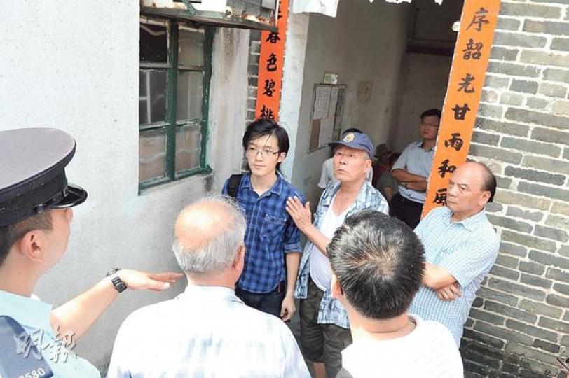 屋宇署職員(深藍格仔衫者)到出現牆裂的大橋村了解後,說村屋無即時危險,遭多名村民包圍指摘,警員在場調停。(衛永康攝)大橋村(左)與前元朗邨地盤(右)相隔一條大橋路。村民報稱地盤打樁,令部分村屋出現裂縫。(李澤彤攝)有大橋村村民指村屋疑因隔鄰地盤打樁而出現裂痕。(李澤彤攝) 屋宇署職員(深藍格仔衫者)到出現牆裂的大橋村了解後,說村屋無即時危險,遭多名村民包圍指摘,警員在場調停。(衛永康攝)大橋村(左)與前元朗邨地盤(右)相隔一條大橋路。村民報稱地盤打樁,令部分村屋出現裂縫。(李澤彤攝)有大橋村村民指村屋疑因隔鄰地盤打樁而出現裂痕。(李澤彤攝)