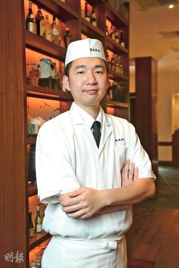 鄧逸霖(陳淑安攝)煮豬踝 - 採用沖繩黑豬,加入純黑糖、沖繩古酒泡盛、醬油慢火燜足20小時,肉質鬆軟入味。($78,B)(陳淑安攝)沖繩純黑糖 - 無加工黑糖,味道較香醇。純度為100%,每100克索價80多元。(陳淑安攝)純度為50%,加入麥芽糖,甜度較高。(陳淑安攝)內地蔗糖 - 《辭源》指﹕「我國古代熬蔗糖之法,為唐貞觀間遣使至天竺摩揭陀國采入。」未知這款蔗糖是否以古法熬煮,只能說味道清甜,冲水煮菜亦可。($32/磅,E)(陳淑安攝) 鄧逸霖(陳淑安攝)煮豬踝 - 採用沖繩黑豬,加入純黑糖、沖繩古酒泡盛、醬油慢火燜足20小時,肉質鬆軟入味。($78,B)(陳淑安攝)沖繩純黑糖 - 無加工黑糖,味道較香醇。純度為100%,每100克索價80多元。(陳淑安攝)純度為50%,加入麥芽糖,甜度較高。(陳淑安攝)內地蔗糖 - 《辭源》指﹕「我國古代熬蔗糖之法,為唐貞觀間遣使至天竺摩揭陀國采入。」未知這款蔗糖是否以古法熬煮,只能說味道清甜,冲水煮菜亦可。($32/磅,E)(陳淑安攝)