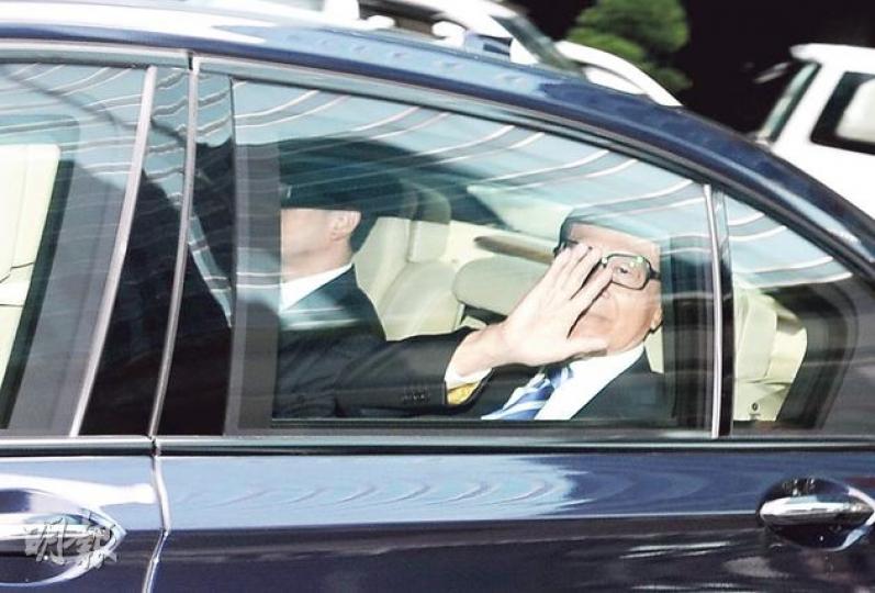 長和系主席李嘉誠及副主席李澤鉅,出席股東會後,從後門乘車避開傳媒,李嘉誠(右)則在車上向傳媒揮手。(尹錦恩攝)和黃董事總經理霍建寧(中),昨日離開時繼續保持沉默,不回答任何提問。他在股東會上,遇上有人質問主席李嘉誠會否停止剝削員工時,高調叫一眾股東提高聲量,去蓋過發問者聲音,被小股東形容為很「得戚」。(尹錦恩攝) 長和系主席李嘉誠及副主席李澤鉅,出席股東會後,從後門乘車避開傳媒,李嘉誠(右)則在車上向傳媒揮手。(尹錦恩攝)和黃董事總經理霍建寧(中),昨日離開時繼續保持沉默,不回答任何提問。他在股東會上,遇上有人質問主席李嘉誠會否停止剝削員工時,高調叫一眾股東提高聲量,去蓋過發問者聲音,被小股東形容為很「得戚」。(尹錦恩攝)