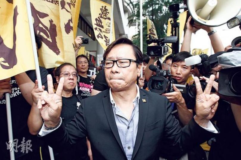 被判囚緩刑的黃毓民(圖)被大批傳媒追訪,他初時沒有回應提問,至東區法院旁的停車場才回應數句,他批評當局「動不動就告非法集結,政府發咗癲」。(李紹昌攝)人民力量陳偉業(左)由陳志全(右)陪同下步出法庭。陳偉業表示,自警務處長曾偉雄上場後,警察的暴力愈來愈多,但他們不會因為被判監而退縮。(李紹昌攝) 被判囚緩刑的黃毓民(圖)被大批傳媒追訪,他初時沒有回應提問,至東區法院旁的停車場才回應數句,他批評當局「動不動就告非法集結,政府發咗癲」。(李紹昌攝)人民力量陳偉業(左)由陳志全(右)陪同下步出法庭。陳偉業表示,自警務處長曾偉雄上場後,警察的暴力愈來愈多,但他們不會因為被判監而退縮。(李紹昌攝)