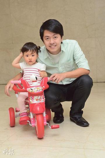 區議員許智峯已為一女之父,妻子正懷第二胎,他批評香港託兒服務不足,促政府改善。(陳淑安攝) 區議員許智峯已為一女之父,妻子正懷第二胎,他批評香港託兒服務不足,促政府改善。(陳淑安攝)