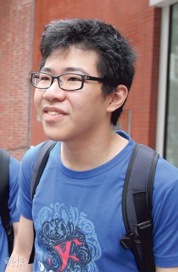 聖保羅男女中學中六生伍同學稱,學校過往舉辦講座時都會請來不同立場的講者,提供不同論點讓同學分析。他不相信學校對同性戀議題存在立場。(林俊源攝)中五生歐同學表示,不少同學對講者先入為主,認為把同性戀定性為一種病的講法不恰當,於是有同學於講座後上網搜尋講者的背景資料,發現他本身已是一個具爭議的人物。(林俊源攝) 聖保羅男女中學中六生伍同學稱,學校過往舉辦講座時都會請來不同立場的講者,提供不同論點讓同學分析。他不相信學校對同性戀議題存在立場。(林俊源攝)中五生歐同學表示,不少同學對講者先入為主,認為把同性戀定性為一種病的講法不恰當,於是有同學於講座後上網搜尋講者的背景資料,發現他本身已是一個具爭議的人物。(林俊源攝)