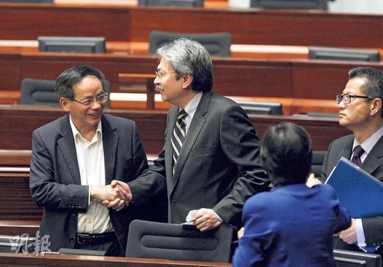 預算案經歷109個小時的拉布及審議,完結會議時,曾俊華(中)向議員道謝,包括與支持剪布的民建聯葉國謙(左)握手。(李澤彤攝)立法會主席曾鈺成昨午再度剪布,加快審議預算案,引起發動拉布的梁國雄(後排右二)不滿,不停高喊追問曾鈺成是否共產黨員,梁其後被逐出會議廳。(李澤彤攝)(明報製圖) 預算案經歷109個小時的拉布及審議,完結會議時,曾俊華(中)向議員道謝,包括與支持剪布的民建聯葉國謙(左)握手。(李澤彤攝)立法會主席曾鈺成昨午再度剪布,加快審議預算案,引起發動拉布的梁國雄(後排右二)不滿,不停高喊追問曾鈺成是否共產黨員,梁其後被逐出會議廳。(李澤彤攝)(明報製圖)