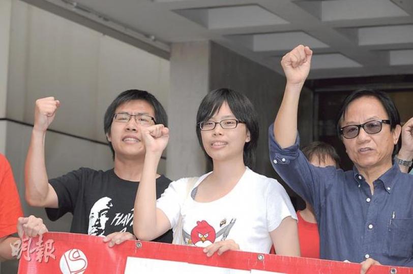 綽號「小辣椒」的社民連成員嚴敏華(中)昨就襲警罪向高院上訴,一批社民連成員到庭聲援,高叫口號。左為黃浩銘,右為韓連山。(葉家豪攝) 綽號「小辣椒」的社民連成員嚴敏華(中)昨就襲警罪向高院上訴,一批社民連成員到庭聲援,高叫口號。左為黃浩銘,右為韓連山。(葉家豪攝)