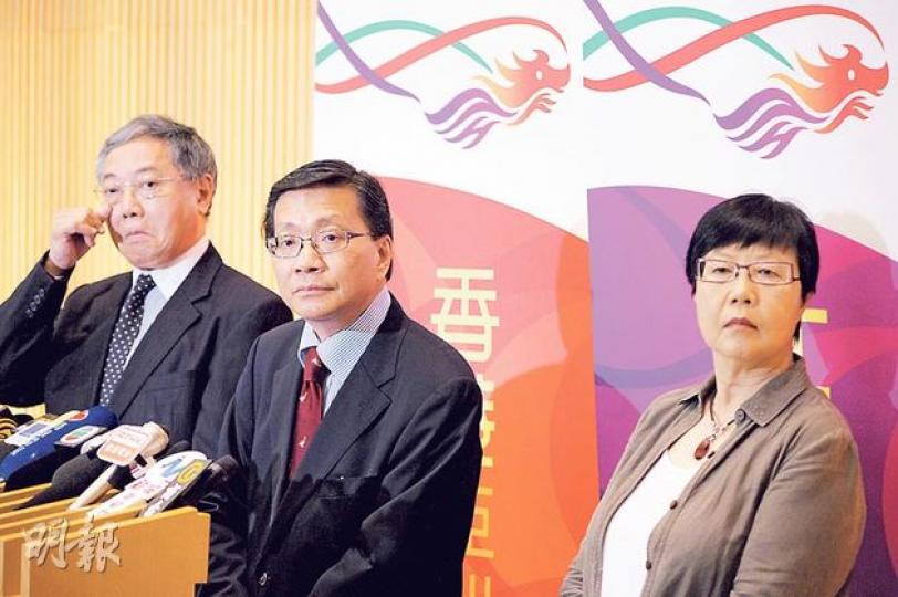 政府「海事處制度改革督導委員會」昨日舉行首次會議,運輸及房屋局長張炳良(中)會後稱,若海事處的內部調查發現有較高級人員牽涉失職等情况,可擴大調查範疇及改變調查方式。其旁為委員顧爾言(左)及戴婉瑩(右)。(葉家豪攝) 政府「海事處制度改革督導委員會」昨日舉行首次會議,運輸及房屋局長張炳良(中)會後稱,若海事處的內部調查發現有較高級人員牽涉失職等情况,可擴大調查範疇及改變調查方式。其旁為委員顧爾言(左)及戴婉瑩(右)。(葉家豪攝)