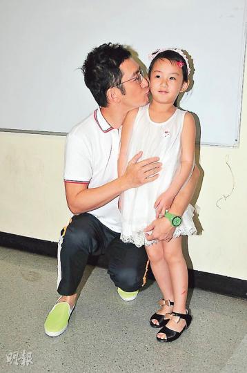 吳啟華帶同4歲半女兒熙兒到場，合照時父愛滿瀉。（攝影﹕梁迺楠）梁烈唯連輸3次，搞笑地向獎門人跪地求饒，免食勁辣壽司一次。（攝影﹕梁迺楠）娜姐為免玩遊戲時走光，故密實現身只露長腿。（攝影﹕梁迺楠）