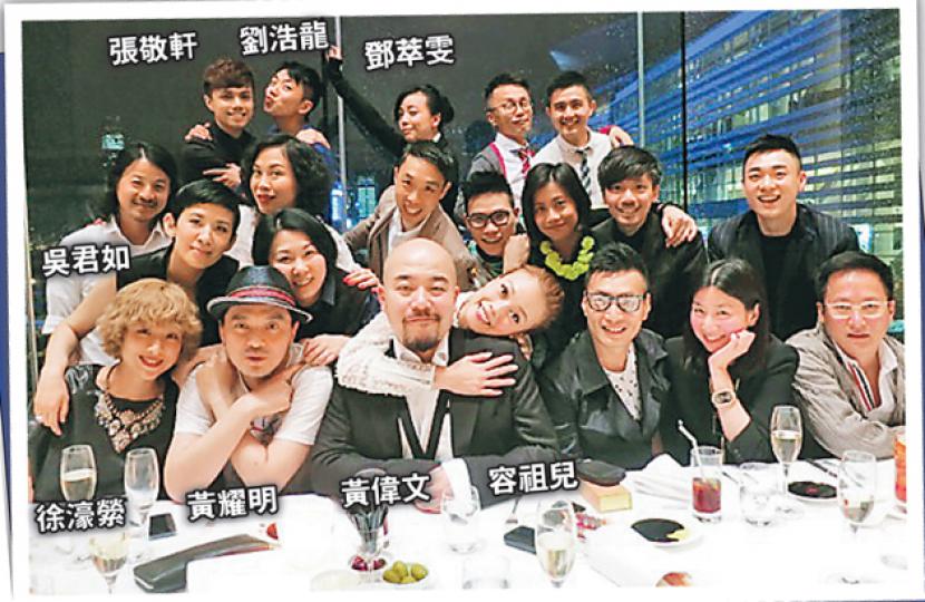 大合照時,劉浩龍與容祖兒刻意保持距離。(微博圖片)鄧萃雯與張敬軒合照,她笑言如妃要拜見皇上。(微博圖片)黃偉文獲大批好友慶生,認真巴閉。(微博圖片) 大合照時,劉浩龍與容祖兒刻意保持距離。(微博圖片)鄧萃雯與張敬軒合照,她笑言如妃要拜見皇上。(微博圖片)黃偉文獲大批好友慶生,認真巴閉。(微博圖片)