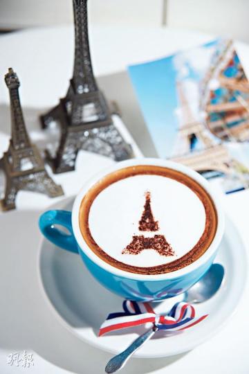 鐵塔Cappuccino﹕Cappuccino巴黎鐵塔圖案屬限定推出,而咖啡選用Accro Coffee咖啡豆,Accro Coffee的咖啡師阿健曾奪得2011年世界虹吸式咖啡師大賽香港區選拔賽第2名,品質有保證。($34,Café Je T'aime)(黃志東攝)傳統法式口味﹕Madeleine貝殼蛋糕屬於法國傳統糕餅,蛋糕鬆軟,富橙香和牛油香,而老闆找來法國朋友引入法式有機香草茶,有Aurore、Hamac、Bienvenue、Reverie和Ondine共5款口味。(前:Madelein 鐵塔Cappuccino﹕Cappuccino巴黎鐵塔圖案屬限定推出,而咖啡選用Accro Coffee咖啡豆,Accro Coffee的咖啡師阿健曾奪得2011年世界虹吸式咖啡師大賽香港區選拔賽第2名,品質有保證。($34,Café Je T'aime)(黃志東攝)傳統法式口味﹕Madeleine貝殼蛋糕屬於法國傳統糕餅,蛋糕鬆軟,富橙香和牛油香,而老闆找來法國朋友引入法式有機香草茶,有Aurore、Hamac、Bienvenue、Reverie和Ondine共5款口味。(前:Madelein