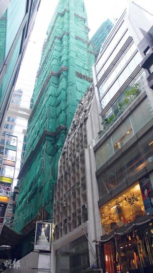 恒地系積極推售旗下商廈,其中安蘭街18號銀座式商廈(圖中綠色棚架商廈),將推11層標準樓層,目標呎價5萬元,預料入場費逾億元。(麥穎攝) 恒地系積極推售旗下商廈,其中安蘭街18號銀座式商廈(圖中綠色棚架商廈),將推11層標準樓層,目標呎價5萬元,預料入場費逾億元。(麥穎攝)