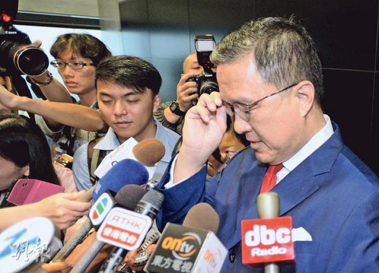 商交所主席張震遠(右)昨上午在辦公室會見傳媒,除讀聲明外只回答了數條問題,對於外界最關注的商交所資金來源、財政狀况、被調查人物身分等詳情,他均以商交所被調查為由拒絕回應。(盧翊銘攝) 商交所主席張震遠(右)昨上午在辦公室會見傳媒,除讀聲明外只回答了數條問題,對於外界最關注的商交所資金來源、財政狀况、被調查人物身分等詳情,他均以商交所被調查為由拒絕回應。(盧翊銘攝)
