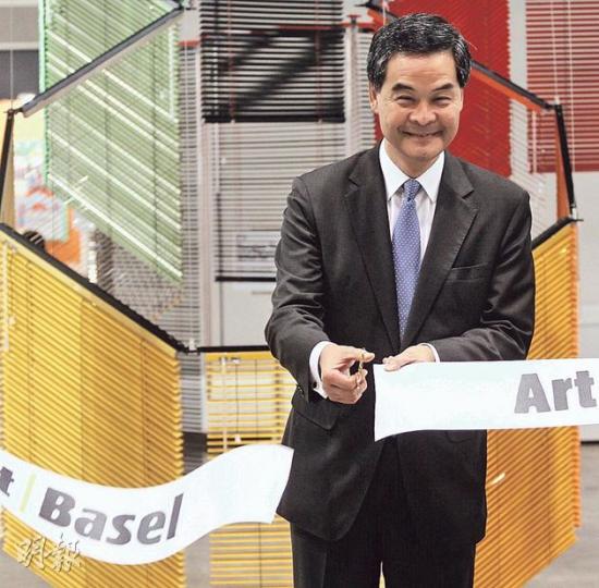 行政長官梁振英昨在會議展覽中心出席香港巴塞爾藝術展開幕禮,對於何時知道商交所出問題,他沒有直接回應﹕「我不應該評論了,因為這件事證監會和警方正在調查。」 (李紹昌攝) 行政長官梁振英昨在會議展覽中心出席香港巴塞爾藝術展開幕禮,對於何時知道商交所出問題,他沒有直接回應﹕「我不應該評論了,因為這件事證監會和警方正在調查。」 (李紹昌攝)
