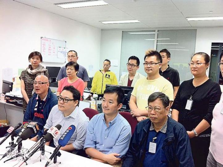 人民力量昨召開執委會,一致通過挽留黃毓民。陳偉業(前排左一)認為應給予機會討論真普聯方案,又質疑黃「若有問題,為何不去執委會傾」。前排右起為甄燊港、陳志全、劉嘉鴻。(林景輝攝) 人民力量昨召開執委會,一致通過挽留黃毓民。陳偉業(前排左一)認為應給予機會討論真普聯方案,又質疑黃「若有問題,為何不去執委會傾」。前排右起為甄燊港、陳志全、劉嘉鴻。(林景輝攝)