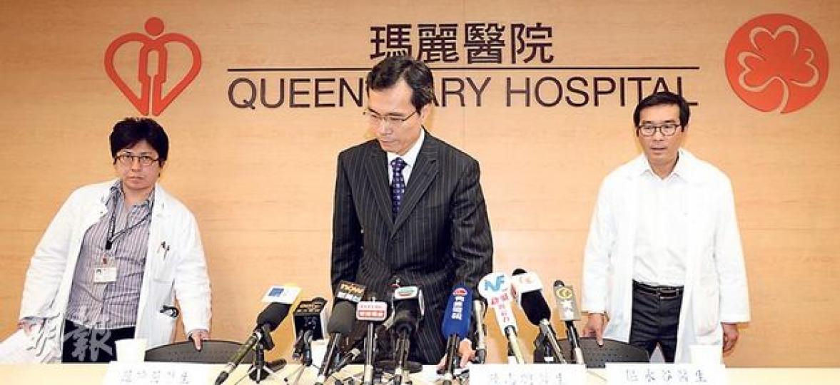 瑪麗醫院昨為換錯心事故召開記者會,涉事醫生面露歉意,首名得悉捐贈者血型的葛量洪醫院心臟內科部門主管范瑜茵(左)說話時一度手震;港島西醫院聯網總監陸志聰(中)亦為事故致歉,承認是人為失誤;負責核對血型的瑪麗醫院心胸外科部門主管區永谷(右)則坦言「無法解釋」為何犯錯。(盧翊銘攝)食物及衛生局長高永文指瑪麗醫院換錯心是嚴重事故,希望醫管局查清原因,避免同類事件再發生。(葉家豪攝)(明報製圖) 瑪麗醫院昨為換錯心事故召開記者會,涉事醫生面露歉意,首名得悉捐贈者血型的葛量洪醫院心臟內科部門主管范瑜茵(左)說話時一度手震;港島西醫院聯網總監陸志聰(中)亦為事故致歉,承認是人為失誤;負責核對血型的瑪麗醫院心胸外科部門主管區永谷(右)則坦言「無法解釋」為何犯錯。(盧翊銘攝)食物及衛生局長高永文指瑪麗醫院換錯心是嚴重事故,希望醫管局查清原因,避免同類事件再發生。(葉家豪攝)(明報製圖)