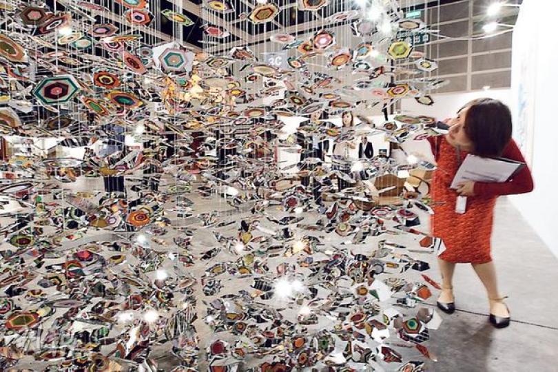 呢件由美國洛杉磯藝術家Pae White設計嘅展品,用魚絲吊住2000塊「兩面玻璃」,再喺玻璃一邊貼上顏色紙,營造出七彩繽紛嘅視覺效果,唔少入場人士都覺得好靚。(李紹昌攝)日本藝術家Aida Makoto(會田誠)作品《飯團假面》,係13年以來喺佢作品中出現嘅另一個自我形象,突顯惰性、土裏土氣等。(李紹昌攝)噚日臨時多咗一件「新展品」,呢隻小麻雀因為「避雨」入咗會展躲避,眼仔碌碌周圍睇,畫廊負責人就話可以暫時畀雀仔休息吓。(李紹昌攝) 呢件由美國洛杉磯藝術家Pae White設計嘅展品,用魚絲吊住2000塊「兩面玻璃」,再喺玻璃一邊貼上顏色紙,營造出七彩繽紛嘅視覺效果,唔少入場人士都覺得好靚。(李紹昌攝)日本藝術家Aida Makoto(會田誠)作品《飯團假面》,係13年以來喺佢作品中出現嘅另一個自我形象,突顯惰性、土裏土氣等。(李紹昌攝)噚日臨時多咗一件「新展品」,呢隻小麻雀因為「避雨」入咗會展躲避,眼仔碌碌周圍睇,畫廊負責人就話可以暫時畀雀仔休息吓。(李紹昌攝)