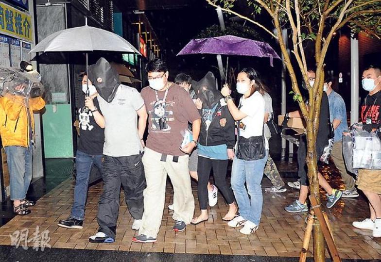 警方前晚在荃灣搗破一個毒品儲存及包裝中心,檢獲145萬元毒品及拘捕一對相距8歲的「姐弟戀」毒鴛鴦。(蔡方山攝)
警方前晚在荃灣搗破一個毒品儲存及包裝中心,檢獲145萬元毒品及拘捕一對相距8歲的「姐弟戀」毒鴛鴦。(蔡方山攝)