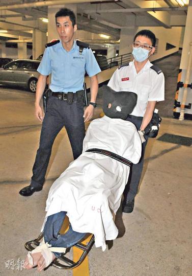以胡椒噴霧協助制服挾持者的衝鋒隊警署警長陳健榮(圖),事後婉拒受訪,據悉他曾於99年參與石湖墟衝突清場,制服以石油氣罐當燃燒彈的村民。(蔡方山攝)
以胡椒噴霧協助制服挾持者的衝鋒隊警署警長陳健榮(圖),事後婉拒受訪,據悉他曾於99年參與石湖墟衝突清場,制服以石油氣罐當燃燒彈的村民。(蔡方山攝)