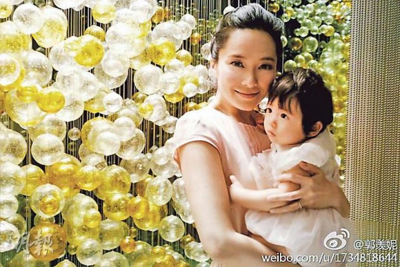 囡囡「家豬」1歲生日,郭羨妮就算病倒也為寶貝女慶祝。(微博圖片) 囡囡「家豬」1歲生日,郭羨妮就算病倒也為寶貝女慶祝。(微博圖片)