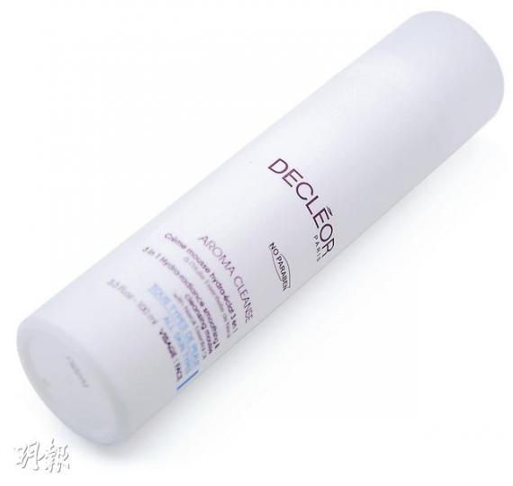 Decleor 亮肌護膚--品牌擅長將香薰精油混入護膚品,其洗面奶向來是王牌,今年則一口氣推出8款潔面產品,其中「三合一保濕亮肌潔面泡沫」除了潔面功效,蘊含的橙花香薰精油及透明質酸可保濕;木瓜精華能溫和去角質;綠茶水能緊致及收細毛孔,潔面的同時護膚,非常方便。($240/100ml)(黃志東攝)Tatcha 照顧不同膚質--品牌的護膚品以藝伎世代流傳下來的護膚傳統為配方,日本人從很久以前便發現釀清酒時把雙手浸泡在米糠水中,肌膚變得潔淨幼嫩,藝伎到今日仍使用米糠護理雙手。品牌以大米酵素製作潔面粉, Decleor 亮肌護膚--品牌擅長將香薰精油混入護膚品,其洗面奶向來是王牌,今年則一口氣推出8款潔面產品,其中「三合一保濕亮肌潔面泡沫」除了潔面功效,蘊含的橙花香薰精油及透明質酸可保濕;木瓜精華能溫和去角質;綠茶水能緊致及收細毛孔,潔面的同時護膚,非常方便。($240/100ml)(黃志東攝)Tatcha 照顧不同膚質--品牌的護膚品以藝伎世代流傳下來的護膚傳統為配方,日本人從很久以前便發現釀清酒時把雙手浸泡在米糠水中,肌膚變得潔淨幼嫩,藝伎到今日仍使用米糠護理雙手。品牌以大米酵素製作潔面粉,