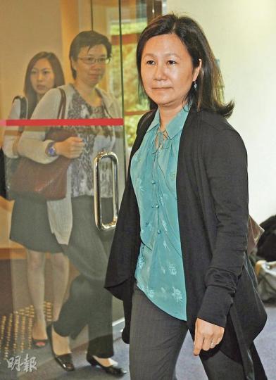 前行政長官董建華長子董立均的妻子、普通科醫生馮如琳(圖),昨在醫務聆訊被控於2011年2月7日,以兒科專科醫生職銜向病人發出收據,涉嫌違反專業守則,誤導公眾,最終因證據不足,獲裁定罪名不成立。其公關原本計劃就聆訊結果發聲明,得悉脫罪後即取消。(李紹昌攝)董馮如琳現時在中環的Central Health Medical Practice執業,其公司網頁職銜為普通科醫生,記者昨往上址拍攝,一度被職員阻止離開。(劉焌陶攝) 前行政長官董建華長子董立均的妻子、普通科醫生馮如琳(圖),昨在醫務聆訊被控於2011年2月7日,以兒科專科醫生職銜向病人發出收據,涉嫌違反專業守則,誤導公眾,最終因證據不足,獲裁定罪名不成立。其公關原本計劃就聆訊結果發聲明,得悉脫罪後即取消。(李紹昌攝)董馮如琳現時在中環的Central Health Medical Practice執業,其公司網頁職銜為普通科醫生,記者昨往上址拍攝,一度被職員阻止離開。(劉焌陶攝)