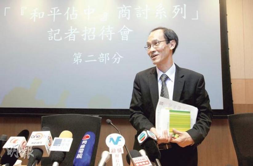 港大民意研究計劃向佔中秘書處提供籌辦商討系列的專業服務,總監鍾庭耀(圖)強調會保持政治中立,亦獲承諾籌備過程獨立自主。(李澤彤攝) 港大民意研究計劃向佔中秘書處提供籌辦商討系列的專業服務,總監鍾庭耀(圖)強調會保持政治中立,亦獲承諾籌備過程獨立自主。(李澤彤攝)